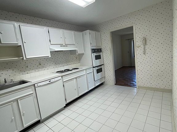 4th image of 309 Yoakum Pkwy APT 716
