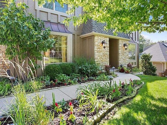 What a stunning entryway!