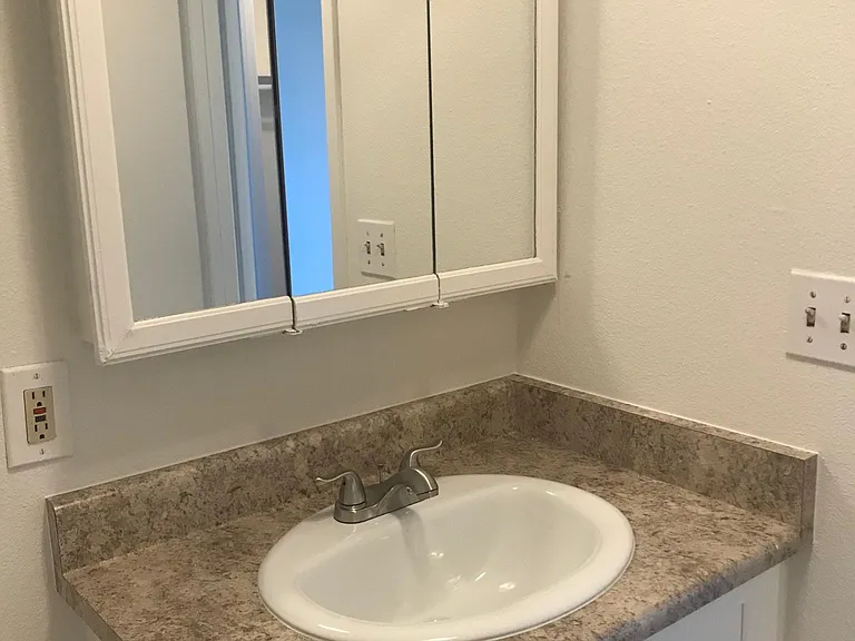 2441 S Orange Dr — Photo 12