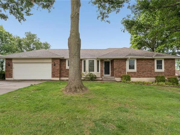 617 W Maple St, Raymore, MO 64083