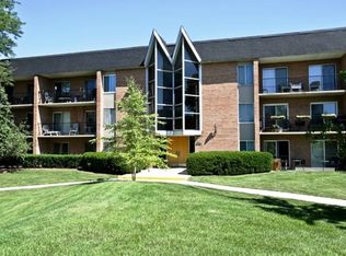 1052 Mill St #4-203, Naperville, IL 60563
