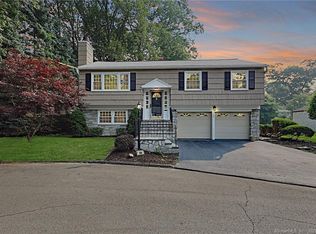 386 Sigwin Dr, Fairfield, CT 06824