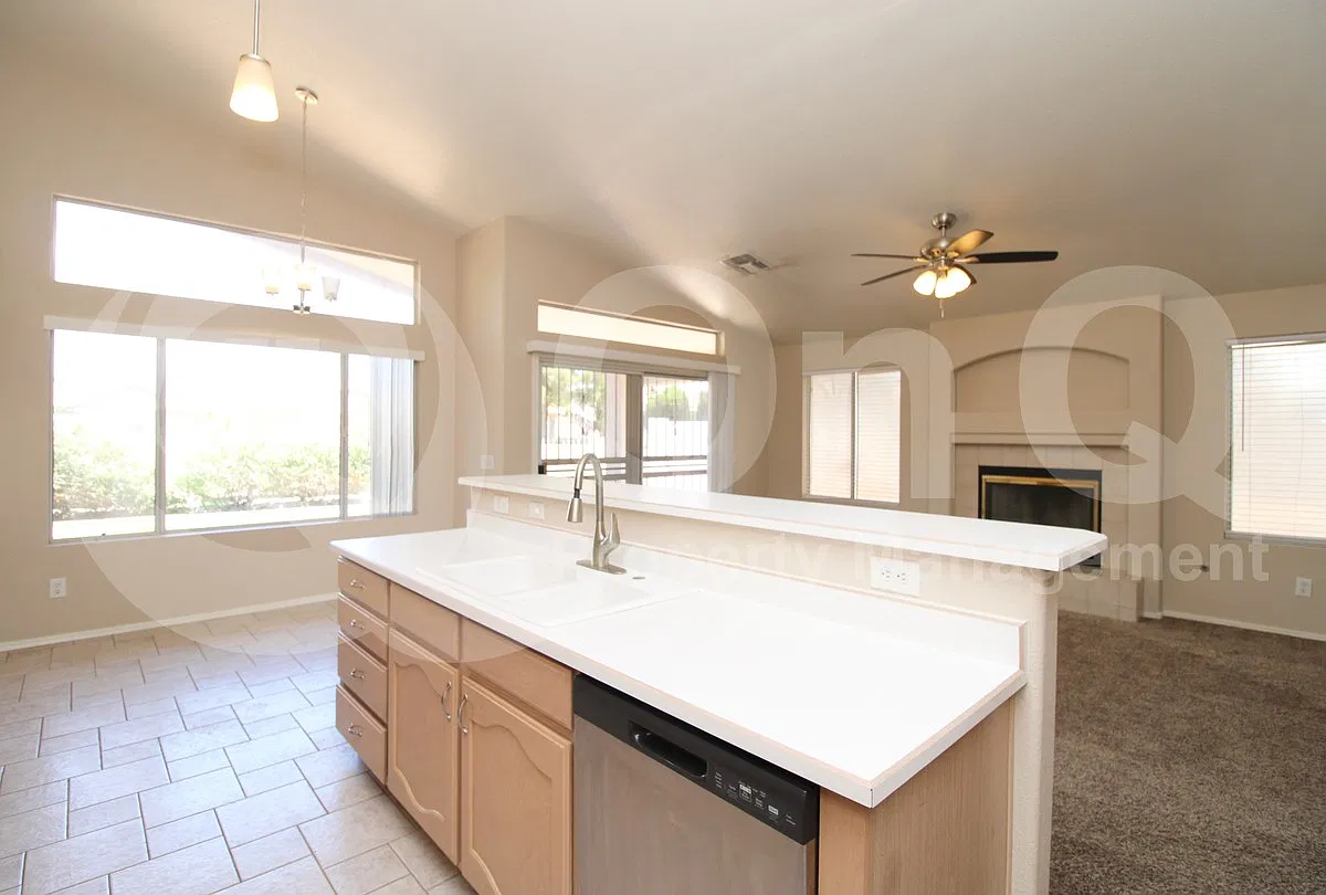 4 bed, 2.0 bath, 2240 sqft, $2,600 — Photo 4