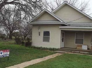 910 W Anderson Ave, Waurika, OK 73573