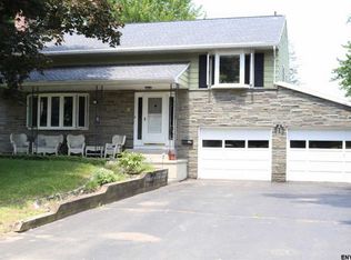 17 Bennett Ter, Delmar, NY 12054