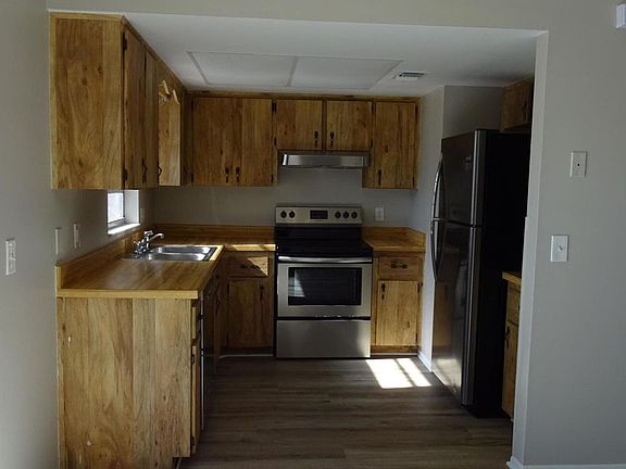 5th image of 8 Lakeview Cir