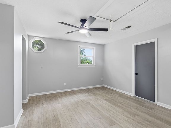 5th image of 13 Charlemagne Blvd