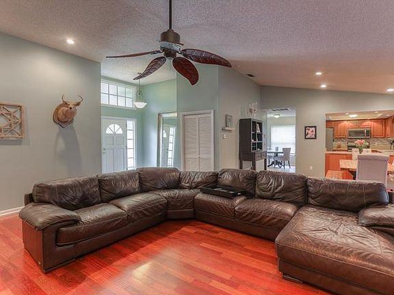 3rd image of 2504 Chateau Dr