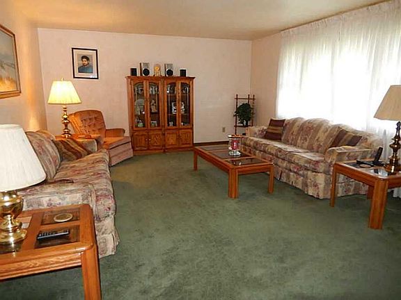 3rd image of 10 Pineview Est