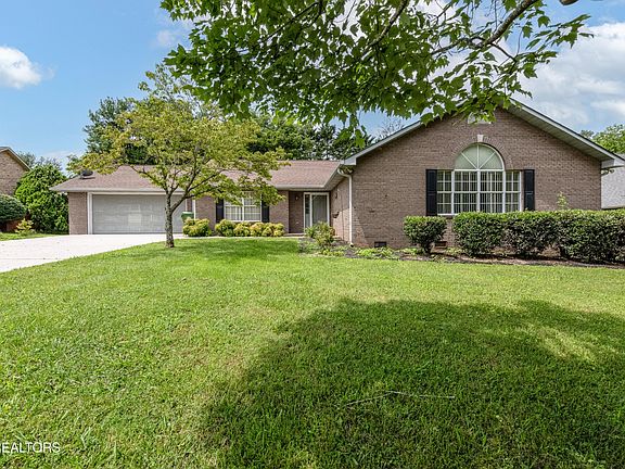 2nd image of 925 Meadow Oaks Dr
