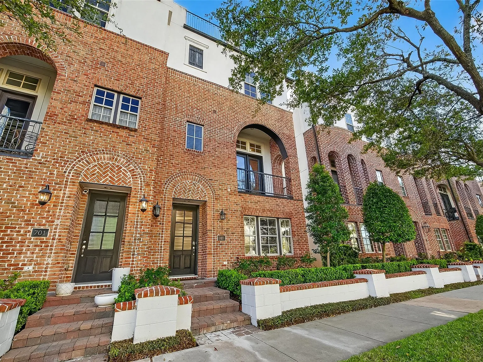 3 bed, 4.5 bath, 2811 sqft, $3,200 — Photo 3