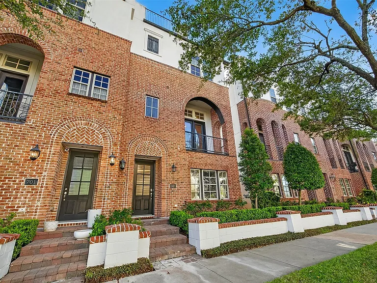 705 Delano St — Photo 3