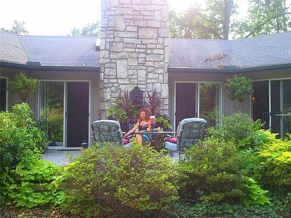 5th image of 10 Betty Ln