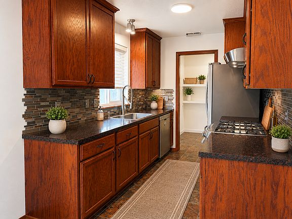 3rd image of 1110 E Singing Hills Dr