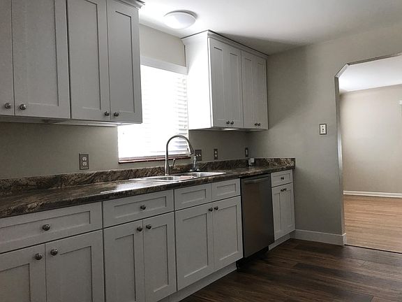 3rd image of 1725 E Warren Ave