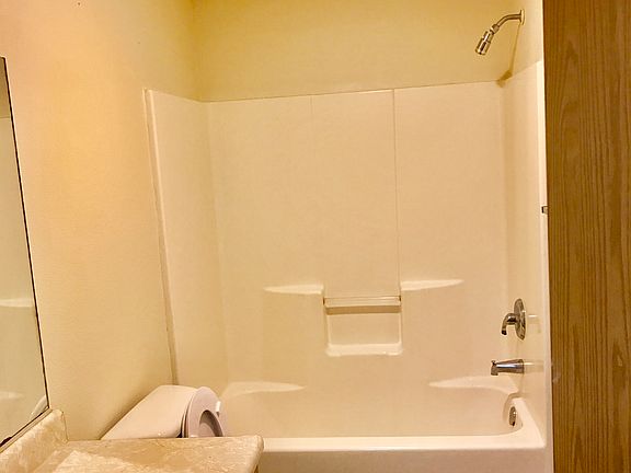 3rd image of 815 Pana St