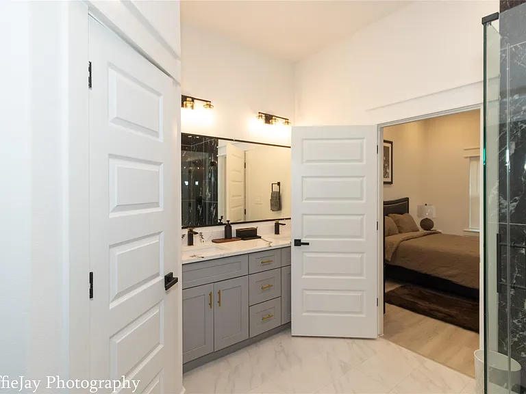 4834 Higgins St #B — Photo 12