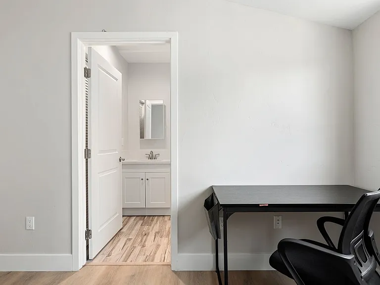 1709 Kelton Ave — Photo 5