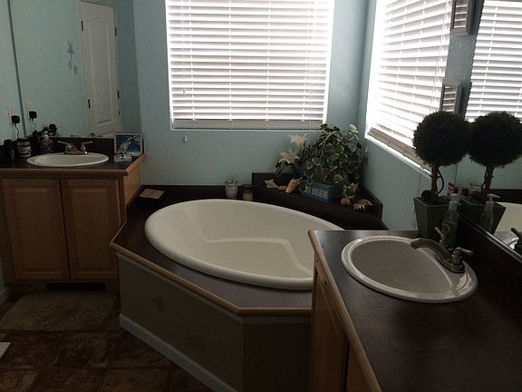 his and her sinks, big tub