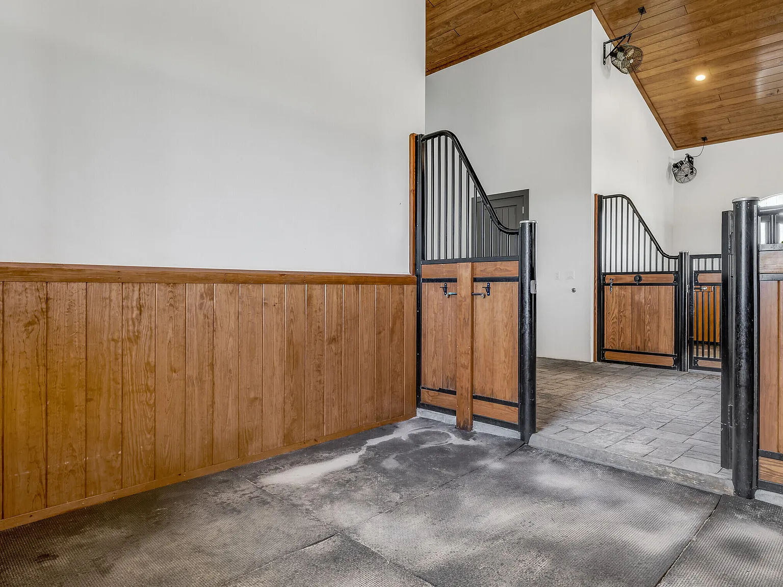 Studio, 1.0 bath, 700 sqft, $15,800 — Photo 4