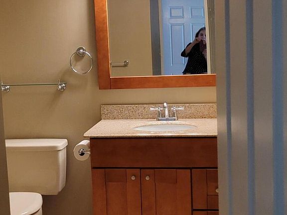 5th image of 61 Essex Dr