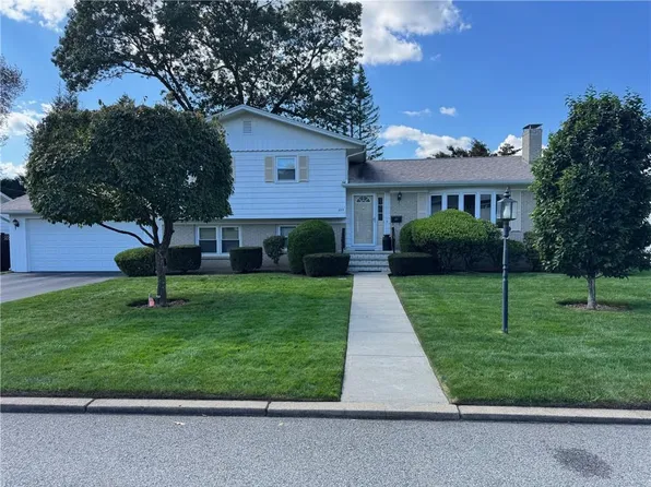233 Summit Dr, Cranston, RI 02920