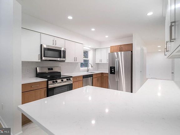 3rd image of 125 N Shore Rd