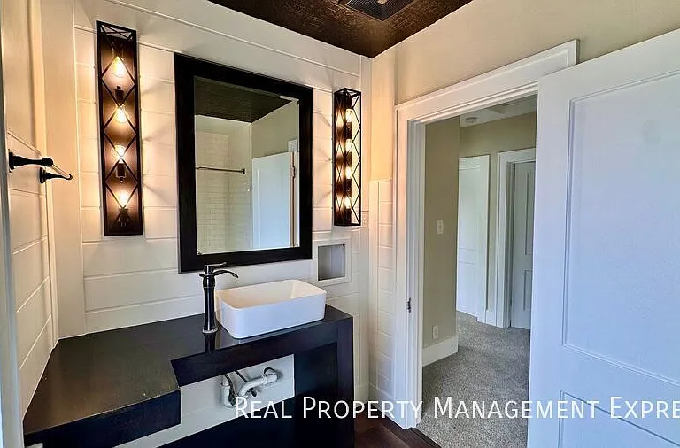 509 W 25th St — Photo 31