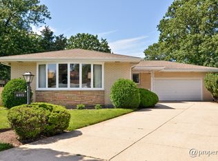 6913 N Concord Ln, Niles, IL 60714