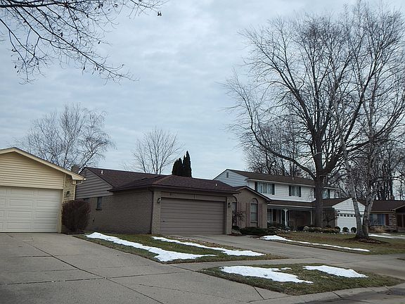 2nd image of 42046 Bay Ct
