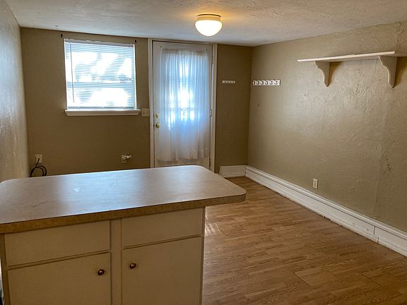 2nd image of 810 S Washington St #1/2