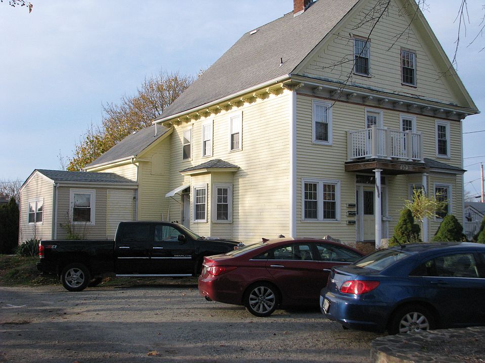Main House. Private apartment juts out on the left.