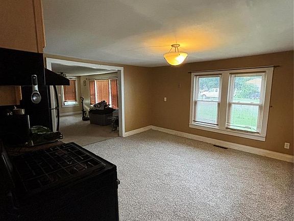 5th image of 302 N Hickory St