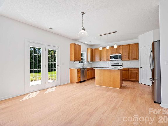 5th image of 273 Wildbriar Rd