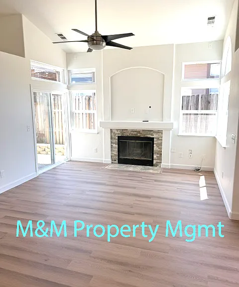 213 Rochelle Ct — Photo 2