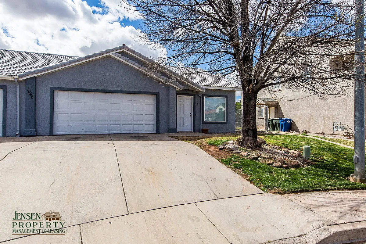 Great Three Bedroom Duplex w/ 2 Car Garage! — Photo 2