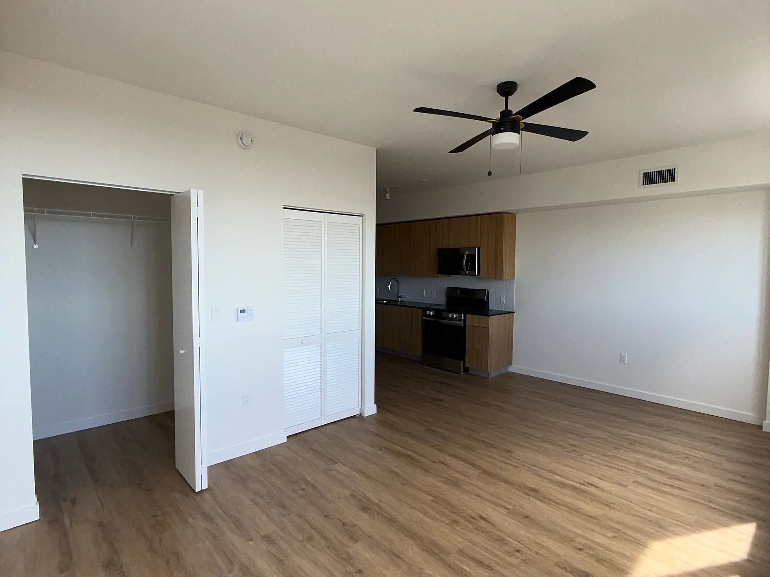 Studio, 520 sqft, $1,663 — Photo 4