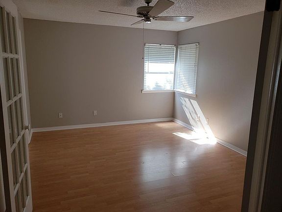 5th image of 220 Phlox Dr