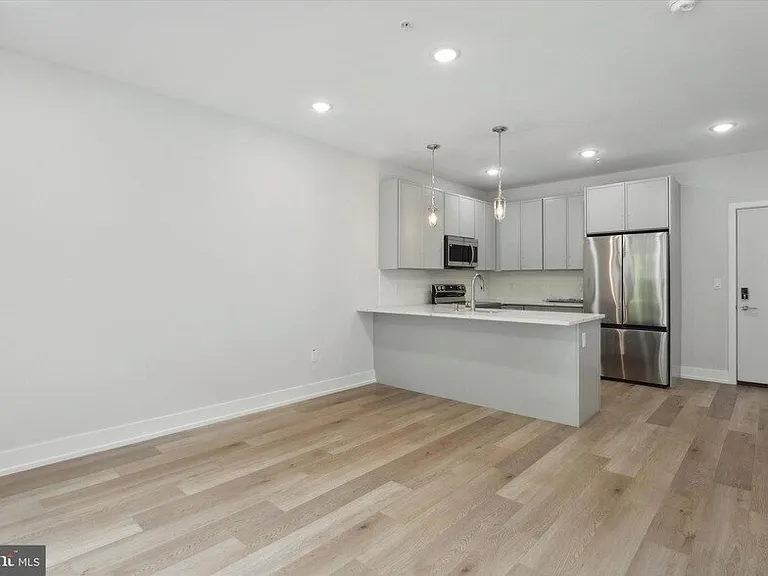402 E Walnut Ln #3A — Photo 4