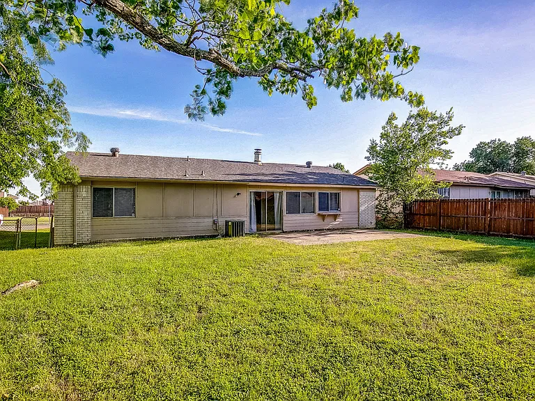 1717 Palisades Dr — Photo 24