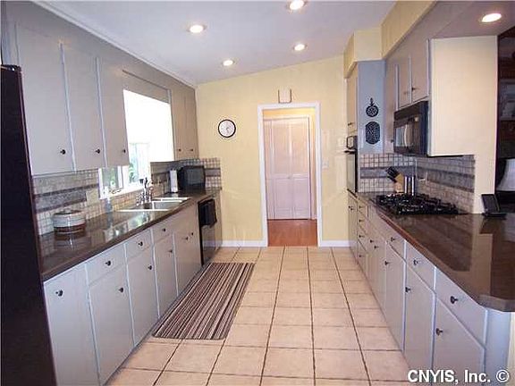 5th image of 15 Timberland Dr