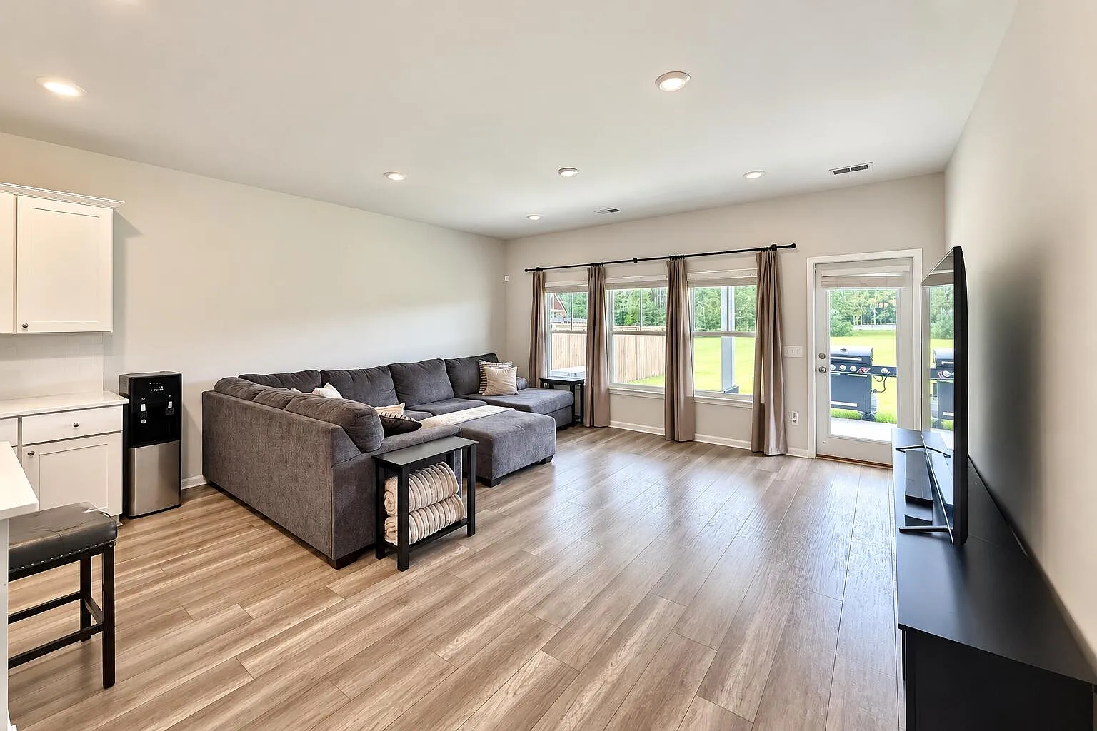 5 bed, 3.5 bath, 2400 sqft, $2,800 — Photo 4