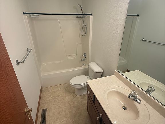 4th image of 572 James Dr #578