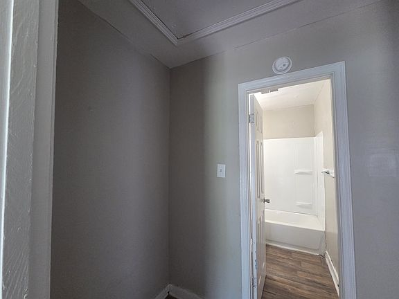 4th image of 4047 Chelsea Ave
