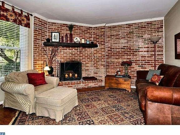3rd image of 914 N Bancroft Pkwy