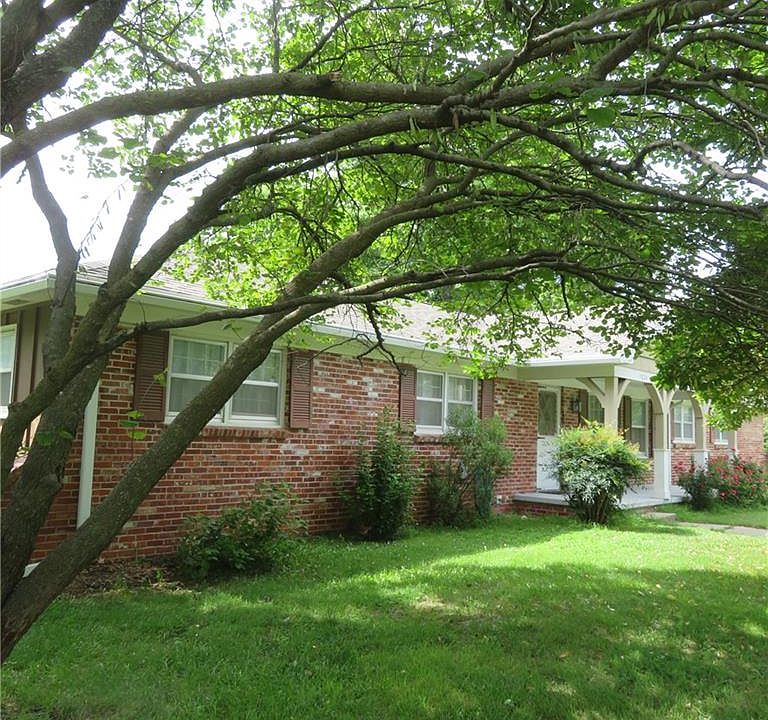 2nd image of 1024 Meadowbrook Rd W