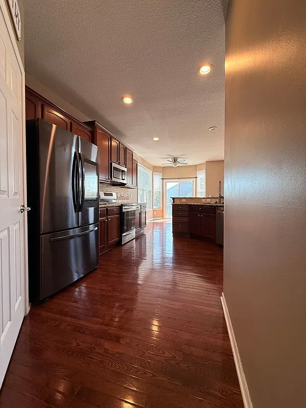 4 bed, 4.0 bath, 3962 sqft, $3,600 — Photo 4