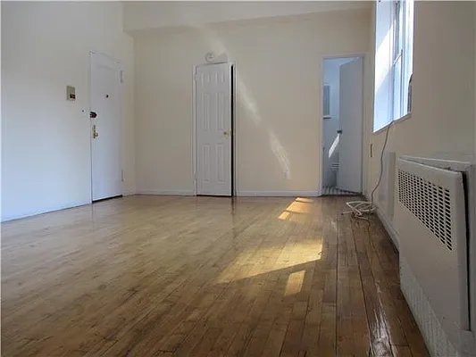 Rented by Siderow Residential Group | media 16