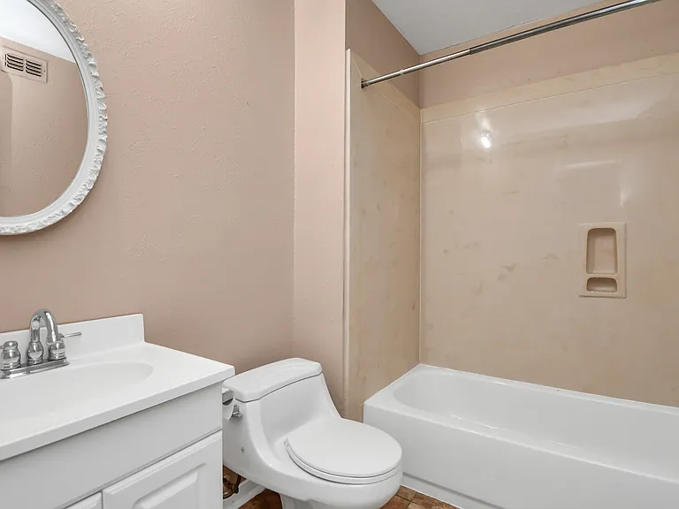 Secondary bathroom with shower/tub.