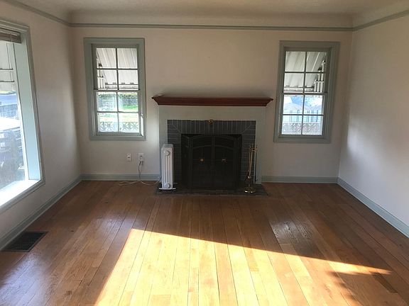 2nd image of 212 NW 45th St